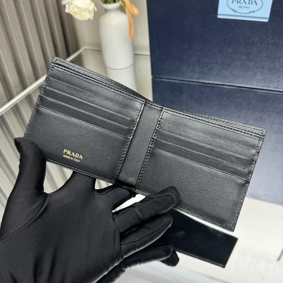 P380 [Top original order] PRADA's new short wallet💼Classic, simple and fashionable, synchronized with the official website, genuine development, model 2M0513, internal code 164 OEM code💋 This elegant and practical leather wallet has a simple and stylish design, with multiple card slots and two bill compartments. The hot-stamped letter logo adds the icing on the cake and makes it more recognizable. 8 card slots, 2 bill compartments🏅️🏅️🏅️Dimensions: 11cm long and 9.5cm high
