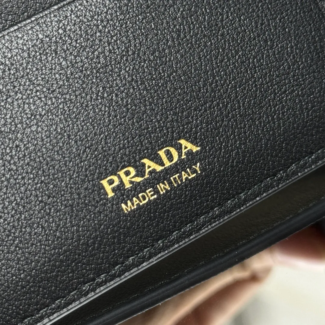 P380 [Top original order] PRADA's new short wallet💼Classic, simple and fashionable, synchronized with the official website, genuine development, model 2M0513, internal code 164 OEM code💋 This elegant and practical leather wallet has a simple and stylish design, with multiple card slots and two bill compartments. The hot-stamped letter logo adds the icing on the cake and makes it more recognizable. 8 card slots, 2 bill compartments🏅️🏅️🏅️Dimensions: 11cm long and 9.5cm high