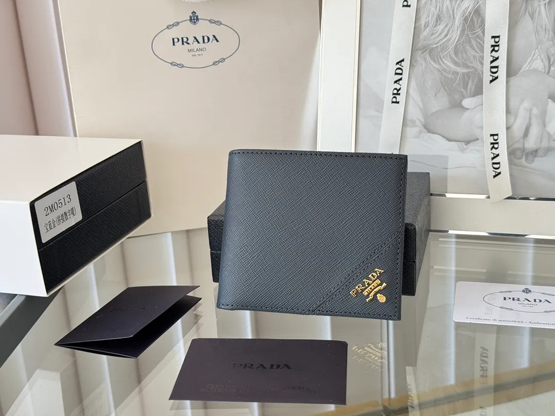 prada men's cross pattern short clip, easy to store, can hold 8 cards and cash, a must-have for men, model 2M0513, original quality, Saffiano cross pattern➕made from imported hardware, size 11cm×9.5cm, color as shown