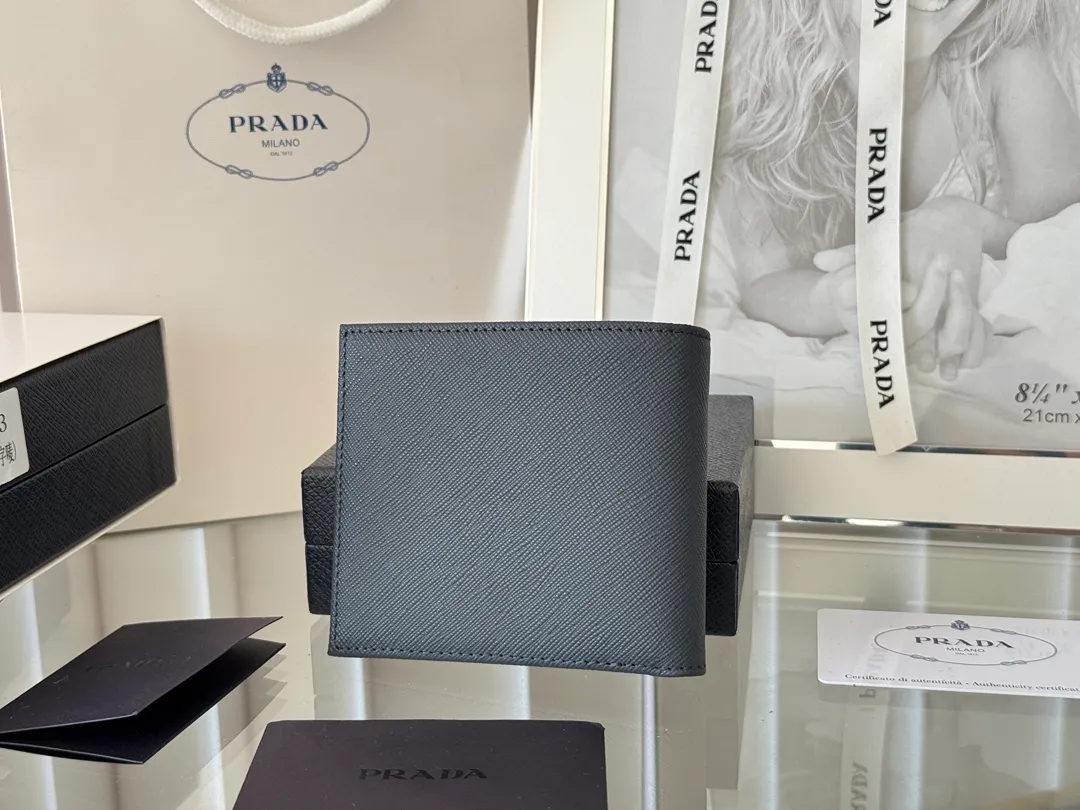 prada men's cross pattern short clip, easy to store, can hold 8 cards and cash, a must-have for men, model 2M0513, original quality, Saffiano cross pattern➕made from imported hardware, size 11cm×9.5cm, color as shown