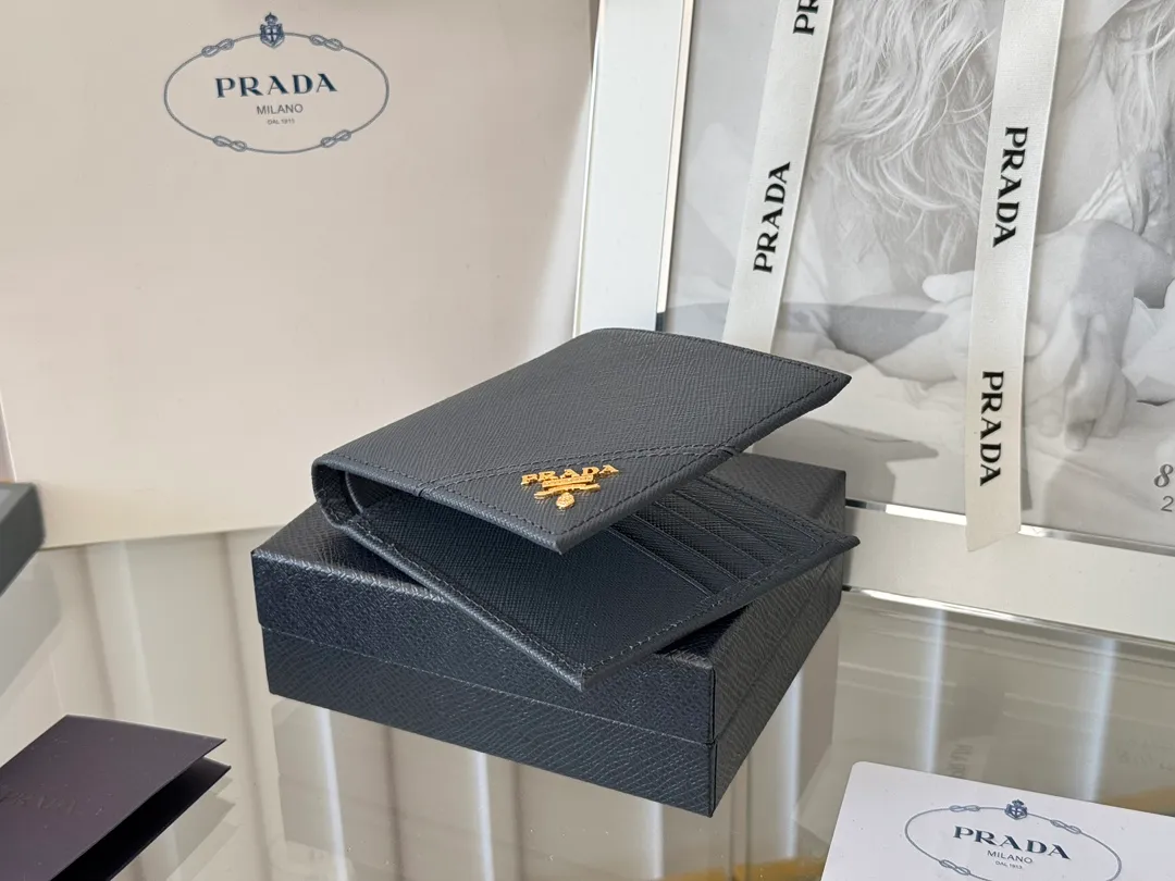 prada men's cross pattern short clip, easy to store, can hold 8 cards and cash, a must-have for men, model 2M0513, original quality, Saffiano cross pattern➕made from imported hardware, size 11cm×9.5cm, color as shown