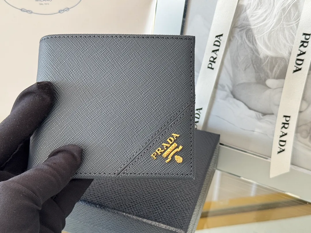 prada men's cross pattern short clip, easy to store, can hold 8 cards and cash, a must-have for men, model 2M0513, original quality, Saffiano cross pattern➕made from imported hardware, size 11cm×9.5cm, color as shown