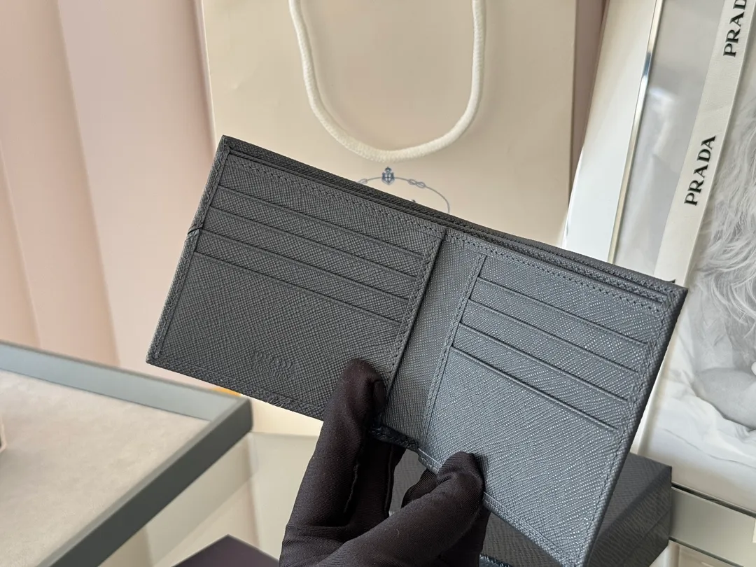 prada men's cross pattern short clip, easy to store, can hold 8 cards and cash, a must-have for men, model 2M0513, original quality, Saffiano cross pattern➕made from imported hardware, size 11cm×9.5cm, color as shown