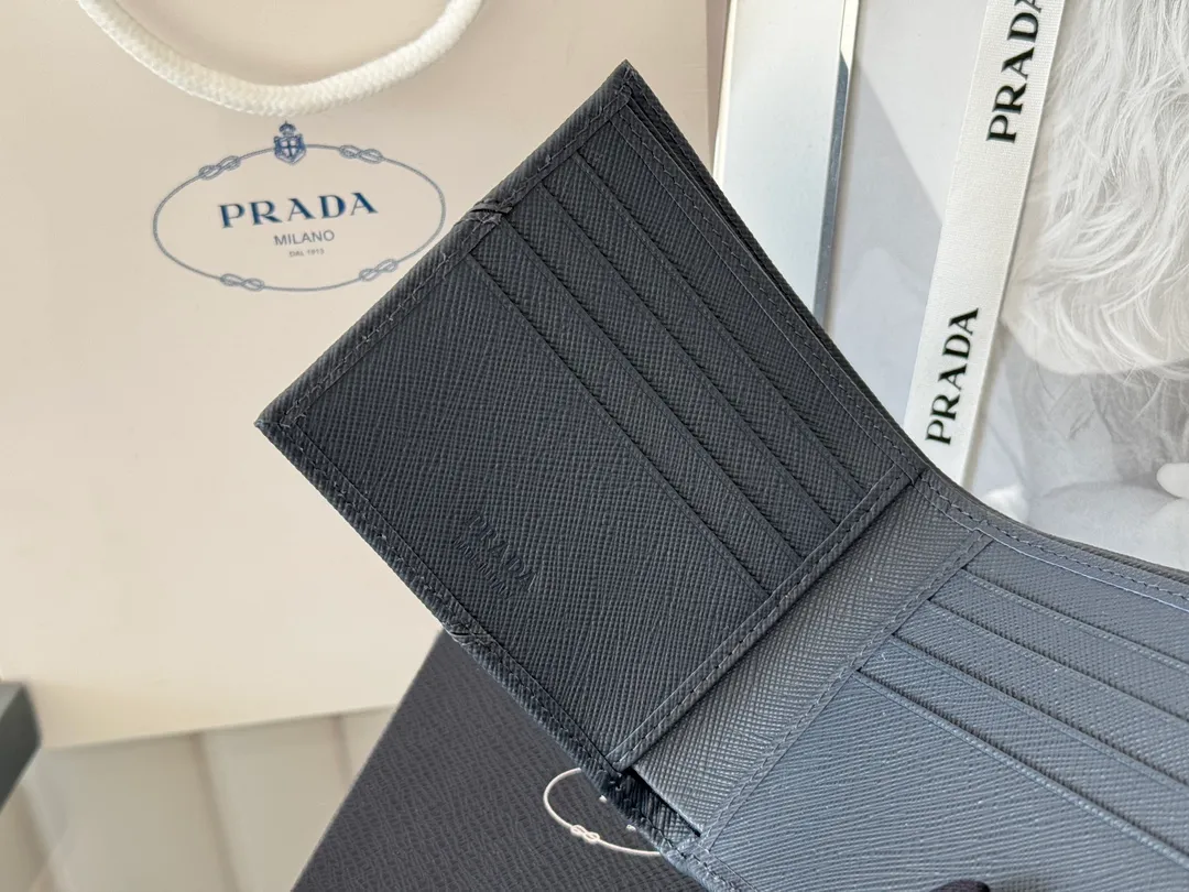 prada men's cross pattern short clip, easy to store, can hold 8 cards and cash, a must-have for men, model 2M0513, original quality, Saffiano cross pattern➕made from imported hardware, size 11cm×9.5cm, color as shown