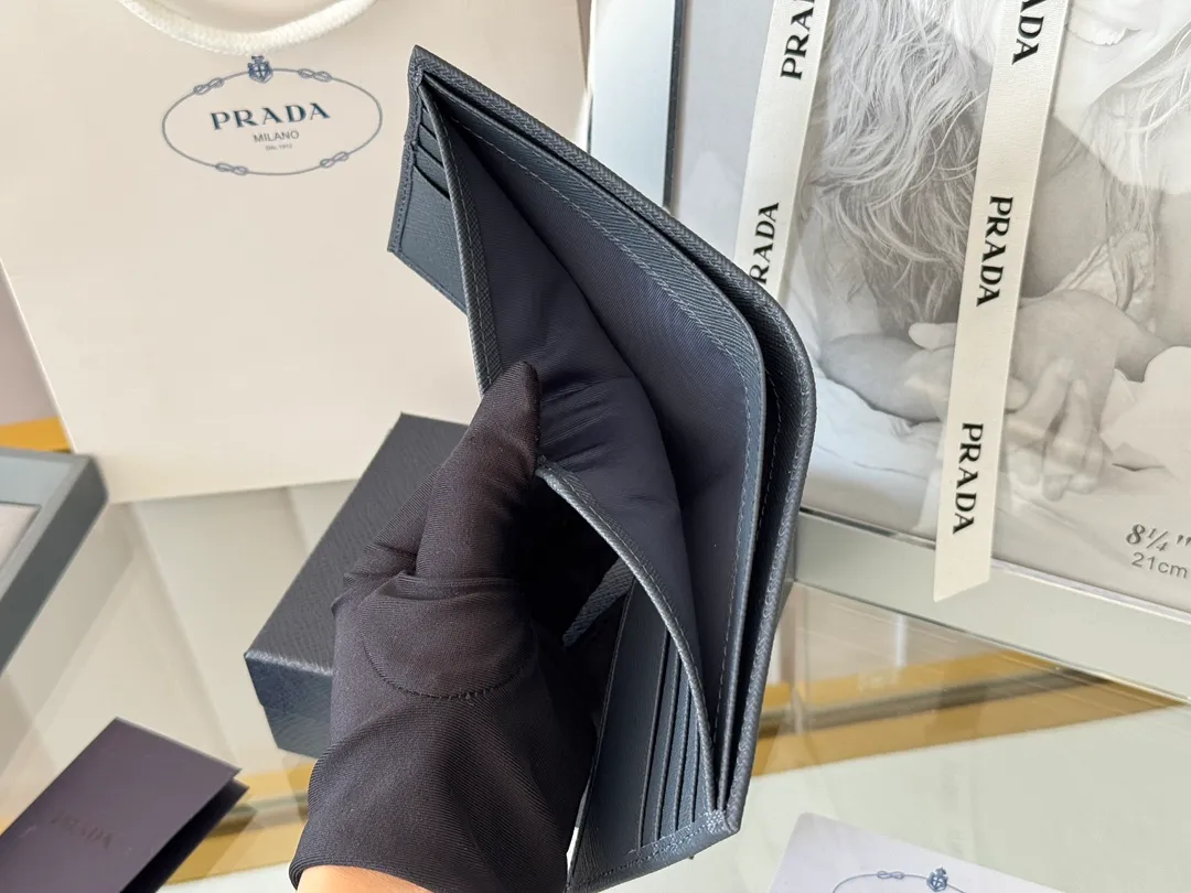 prada men's cross pattern short clip, easy to store, can hold 8 cards and cash, a must-have for men, model 2M0513, original quality, Saffiano cross pattern➕made from imported hardware, size 11cm×9.5cm, color as shown