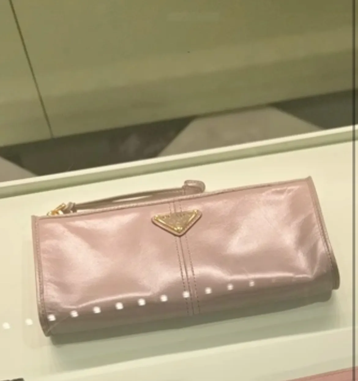 💰520, P Home ➡️Unisex pouch bag, this pouch is simple and exquisite, made of imported wax leather, with triangular metal logo and zipper closure. Model: 1MB051, size 20cm*10cm, 2 card slots, 1 leather lining