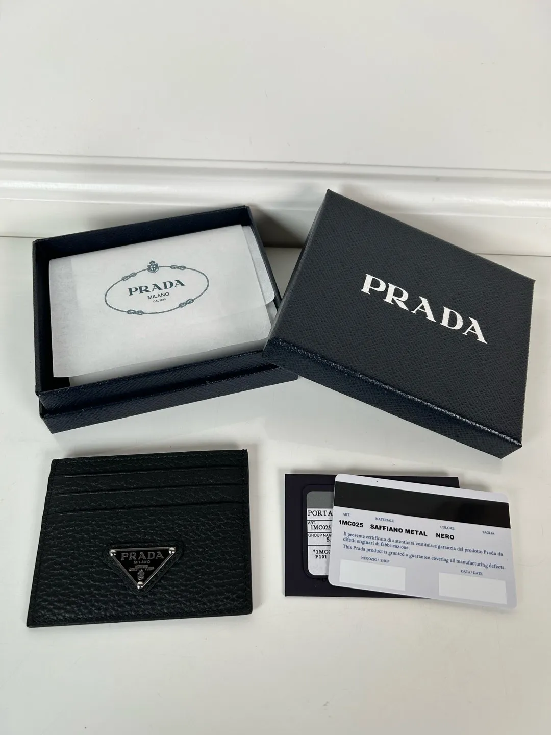 💰300 P Home➡️ Unisex small card holder, black deerskin triangle logo, model 2MC025, original quality, made of imported deerskin, 6 card slots ➕One middle sandwich, can hold multiple cards and zeros 💰, size 11.2×8.5cm, real shot, what you see is what you get