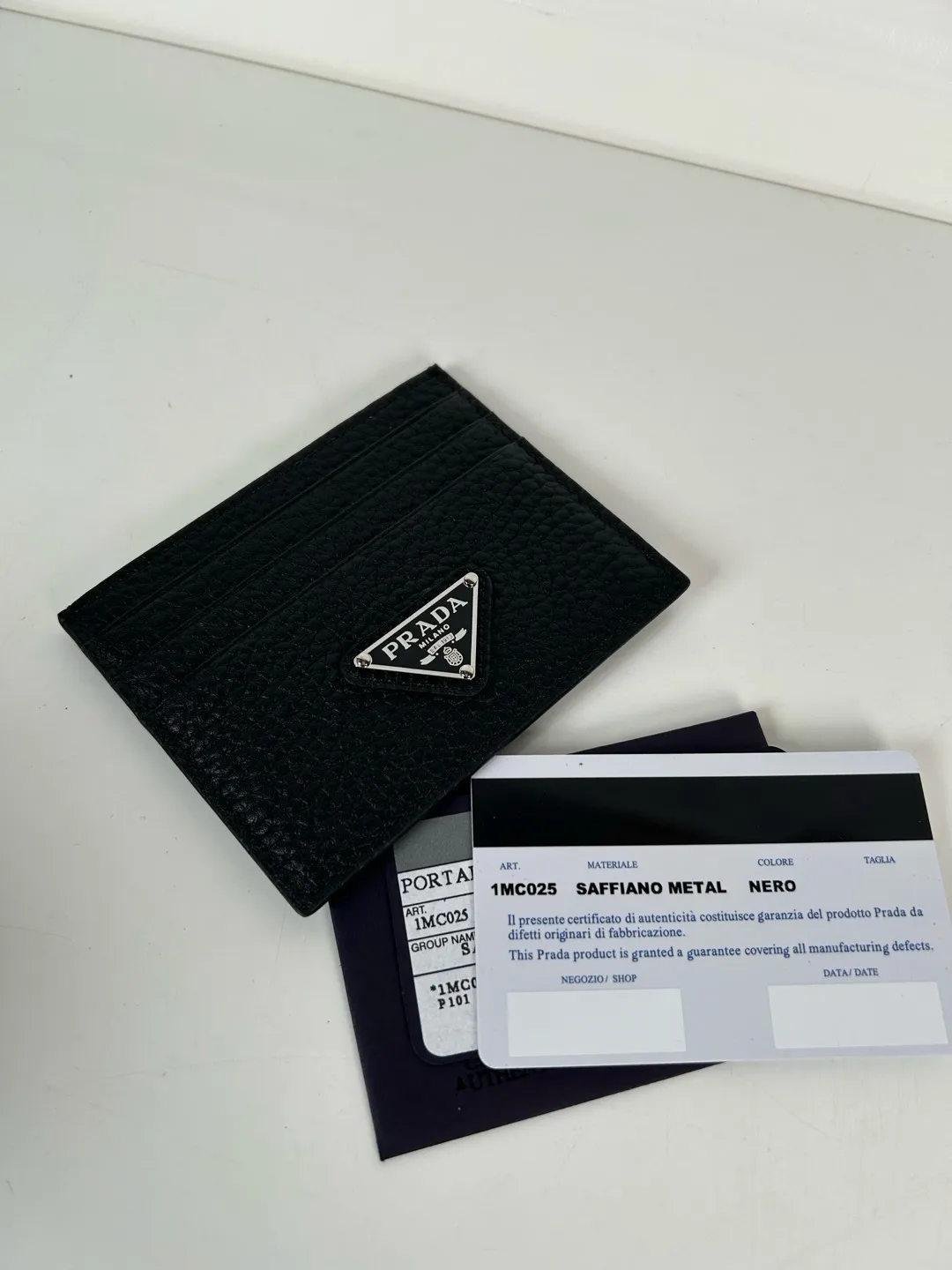 💰300 P Home➡️ Unisex small card holder, black deerskin triangle logo, model 2MC025, original quality, made of imported deerskin, 6 card slots ➕One middle sandwich, can hold multiple cards and zeros 💰, size 11.2×8.5cm, real shot, what you see is what you get