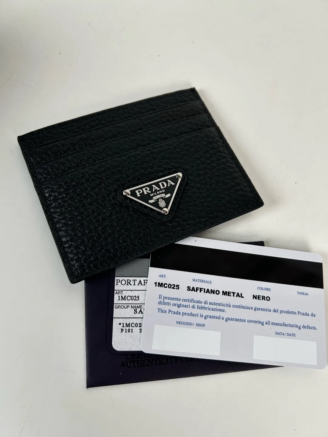 💰300 P Home➡️ Unisex small card holder, black deerskin triangle logo, model 2MC025, original quality, made of imported deerskin, 6 card slots ➕One middle sandwich, can hold multiple cards and zeros 💰, size 11.2×8.5cm, real shot, what you see is what you get