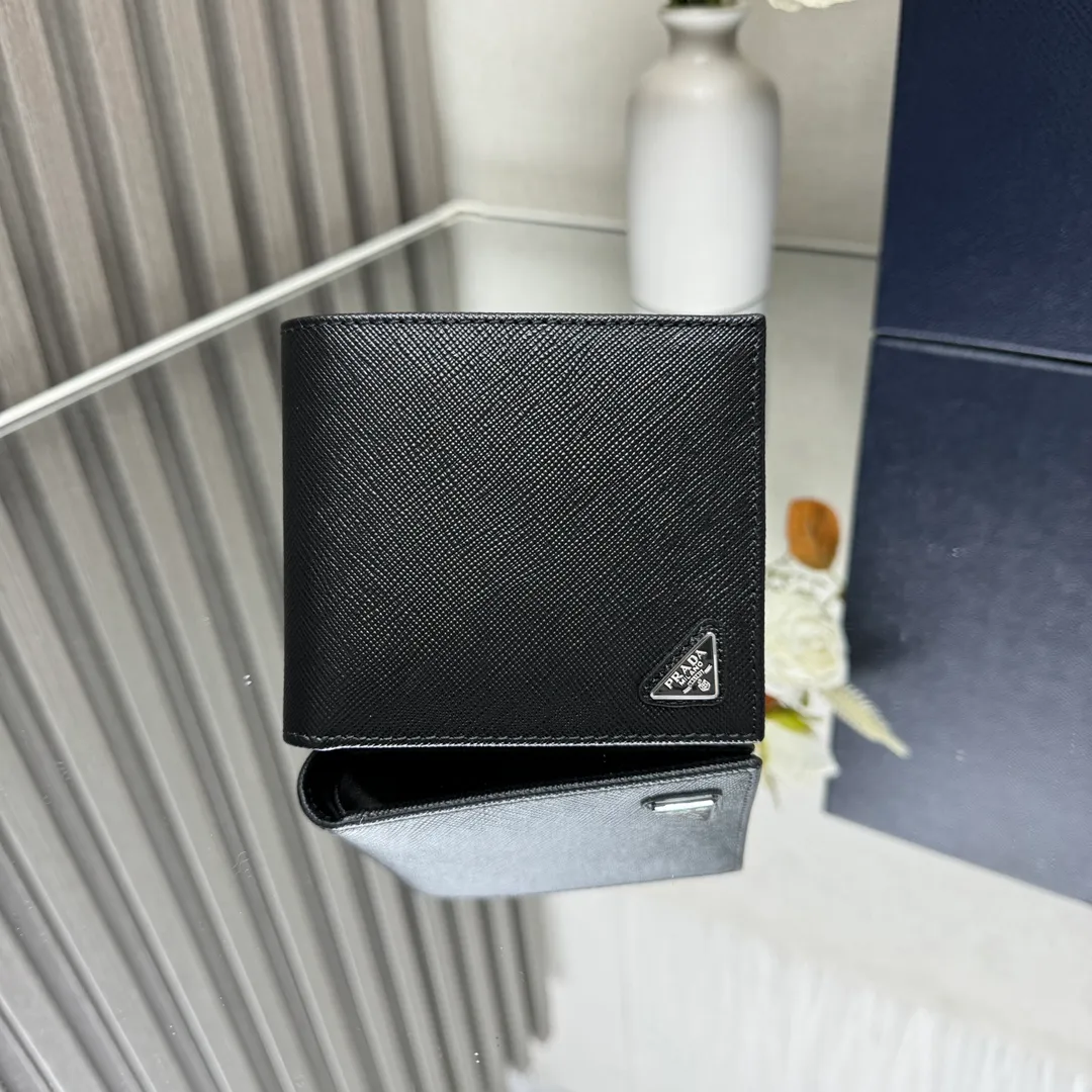 P380 [Top original order] Prada's new men's short wallet💼Classic hot style👏Model 2M0513, internal code 164 OEM code💋This wallet is made of Saffiano leather and is decorated with an enamel-coated triangular nameplate at the corner. The interior of this style is designed with fabric lining and has 8 bank card slots and multiple compartments. 🏅️🏅️🏅️Size: length 11cm*height 9.5cm
