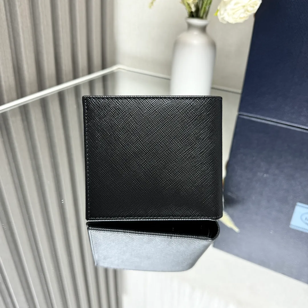 P380 [Top original order] Prada's new men's short wallet💼Classic hot style👏Model 2M0513, internal code 164 OEM code💋This wallet is made of Saffiano leather and is decorated with an enamel-coated triangular nameplate at the corner. The interior of this style is designed with fabric lining and has 8 bank card slots and multiple compartments. 🏅️🏅️🏅️Size: length 11cm*height 9.5cm