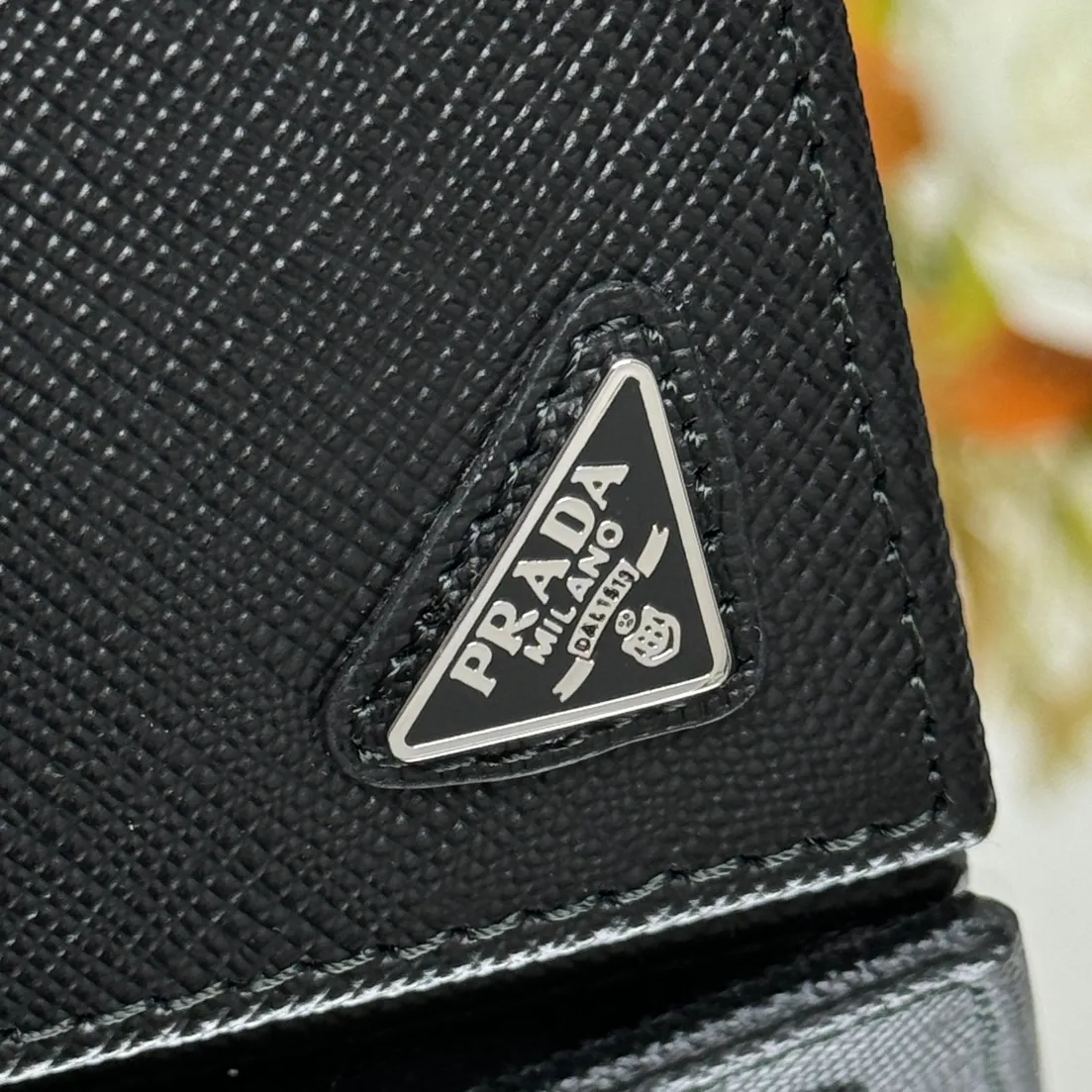 P380 [Top original order] Prada's new men's short wallet💼Classic hot style👏Model 2M0513, internal code 164 OEM code💋This wallet is made of Saffiano leather and is decorated with an enamel-coated triangular nameplate at the corner. The interior of this style is designed with fabric lining and has 8 bank card slots and multiple compartments. 🏅️🏅️🏅️Size: length 11cm*height 9.5cm