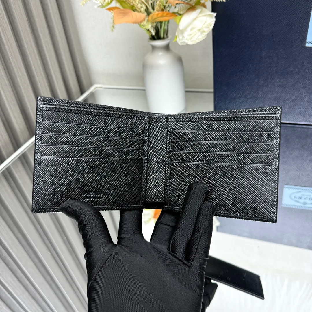 P380 [Top original order] Prada's new men's short wallet💼Classic hot style👏Model 2M0513, internal code 164 OEM code💋This wallet is made of Saffiano leather and is decorated with an enamel-coated triangular nameplate at the corner. The interior of this style is designed with fabric lining and has 8 bank card slots and multiple compartments. 🏅️🏅️🏅️Size: length 11cm*height 9.5cm