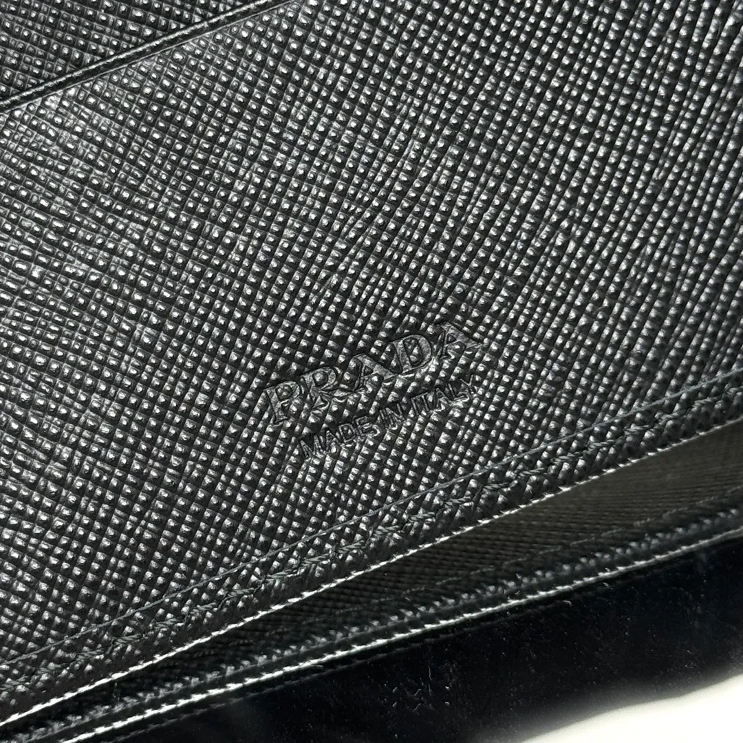 P380 [Top original order] Prada's new men's short wallet💼Classic hot style👏Model 2M0513, internal code 164 OEM code💋This wallet is made of Saffiano leather and is decorated with an enamel-coated triangular nameplate at the corner. The interior of this style is designed with fabric lining and has 8 bank card slots and multiple compartments. 🏅️🏅️🏅️Size: length 11cm*height 9.5cm