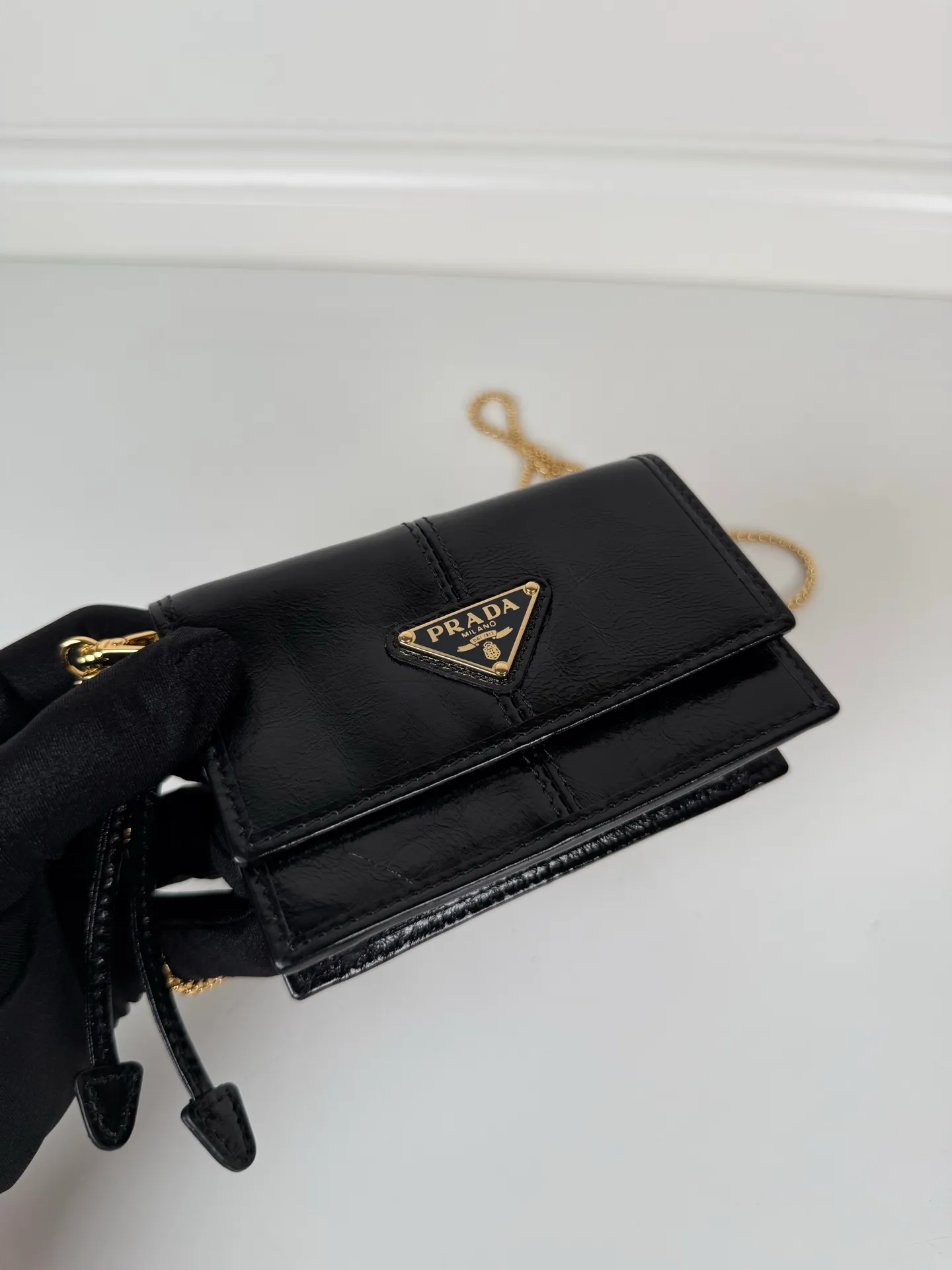 P Home➡️Ladies multifunctional mini backpack, model 1MR034, flip-top card holder with detachable Saffiano leather shoulder strap, metal triangular micro logo decorating the front, size 11.5 x8 x2.5cm, two card slots inside, snap closure, it is a mini backpack in summer, and it can be transformed into a small card holder by removing the shoulder strap in winter. It is super practical and worth having👍