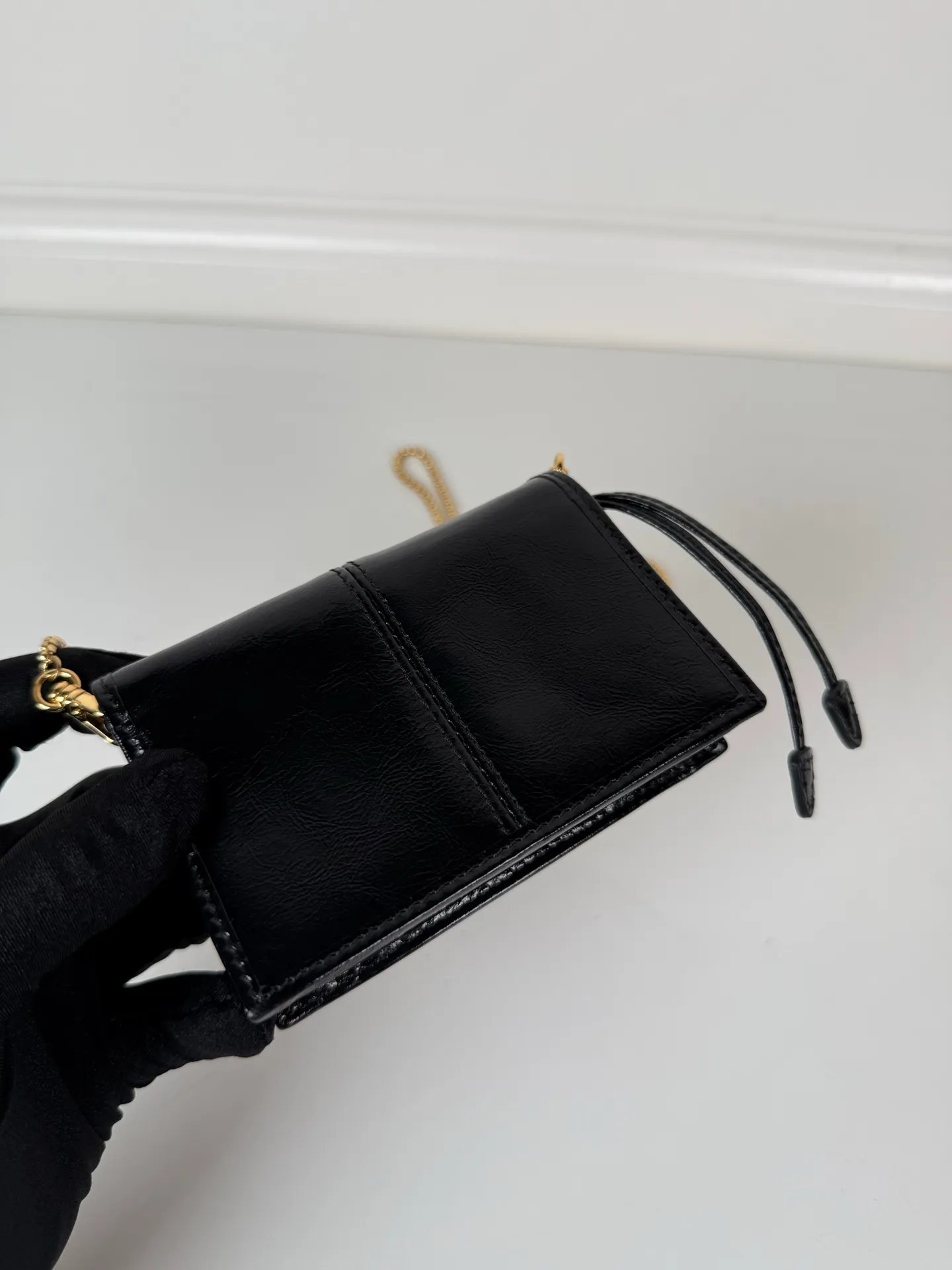 P Home➡️Ladies multifunctional mini backpack, model 1MR034, flip-top card holder with detachable Saffiano leather shoulder strap, metal triangular micro logo decorating the front, size 11.5 x8 x2.5cm, two card slots inside, snap closure, it is a mini backpack in summer, and it can be transformed into a small card holder by removing the shoulder strap in winter. It is super practical and worth having👍