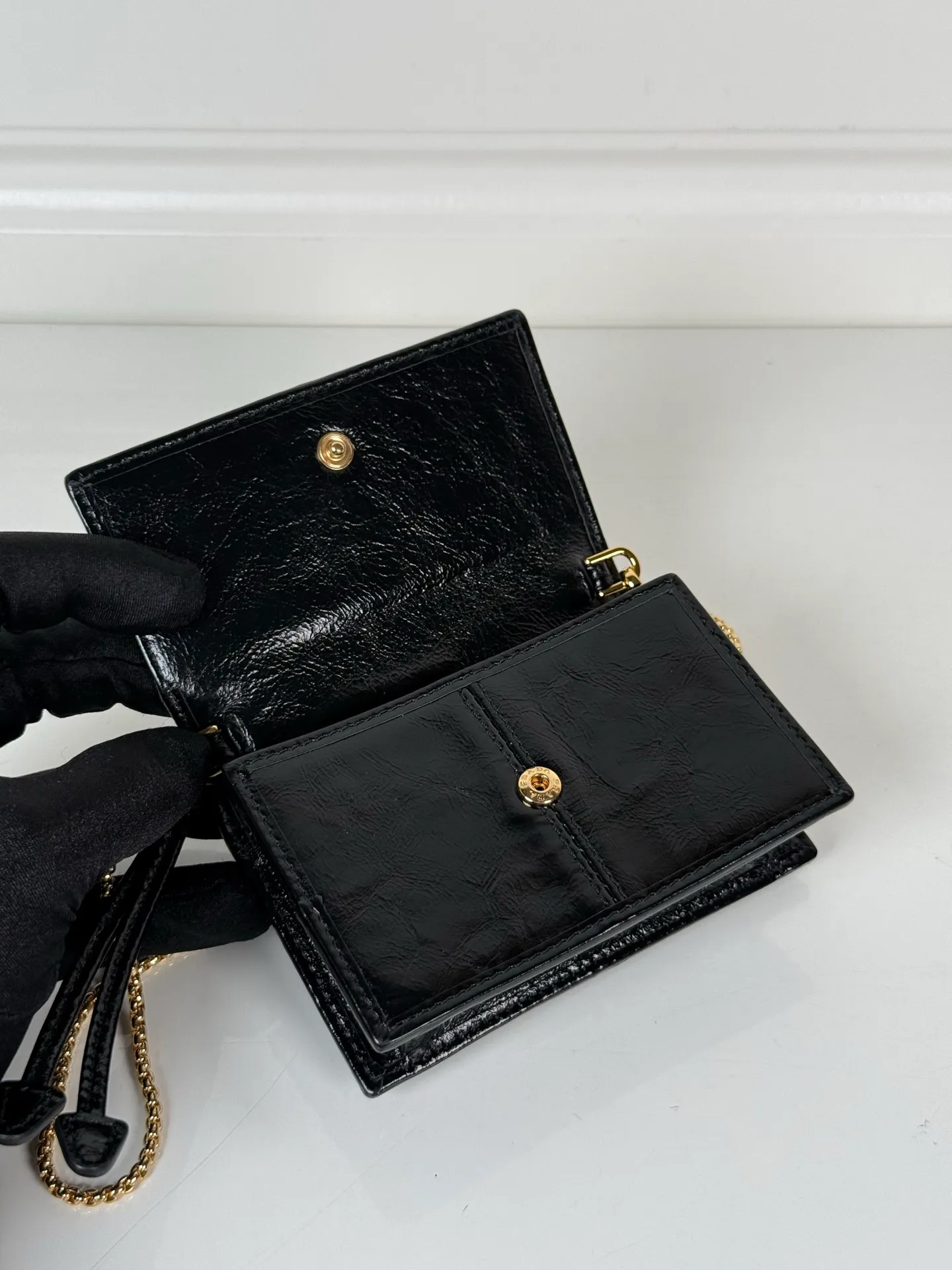 P Home➡️Ladies multifunctional mini backpack, model 1MR034, flip-top card holder with detachable Saffiano leather shoulder strap, metal triangular micro logo decorating the front, size 11.5 x8 x2.5cm, two card slots inside, snap closure, it is a mini backpack in summer, and it can be transformed into a small card holder by removing the shoulder strap in winter. It is super practical and worth having👍