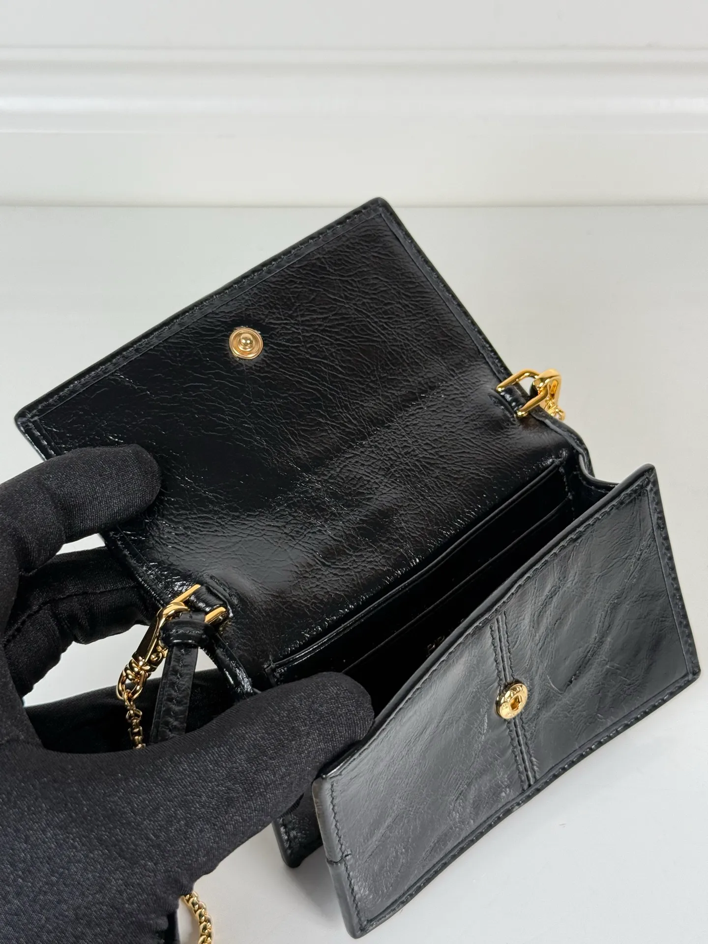 P Home➡️Ladies multifunctional mini backpack, model 1MR034, flip-top card holder with detachable Saffiano leather shoulder strap, metal triangular micro logo decorating the front, size 11.5 x8 x2.5cm, two card slots inside, snap closure, it is a mini backpack in summer, and it can be transformed into a small card holder by removing the shoulder strap in winter. It is super practical and worth having👍