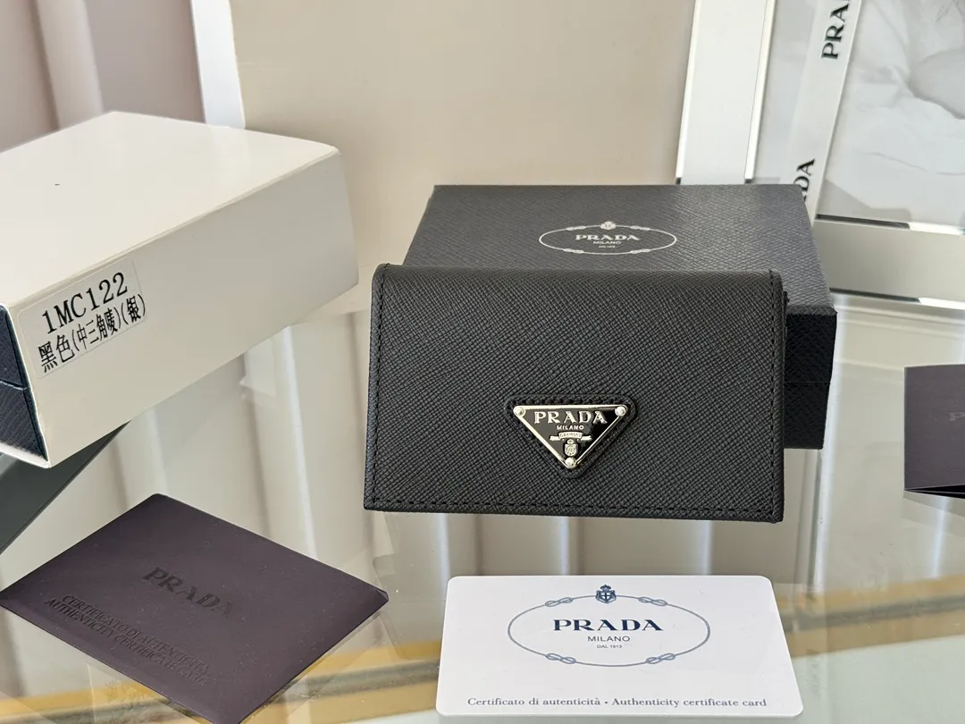Prada classic card holder, model 1MC122, made of cross-grain cowhide, size 6.5×2.5×11cm, adopts snap button opening and closing design, and has two slots for cards or receipts. This exquisite card holder is small and convenient, with sufficient capacity. It can be placed in the bag for easy storage. It can also be used to make separate items when going out every day. Hot 🔥Hot-selling item, taken in kind, what you see is what you get