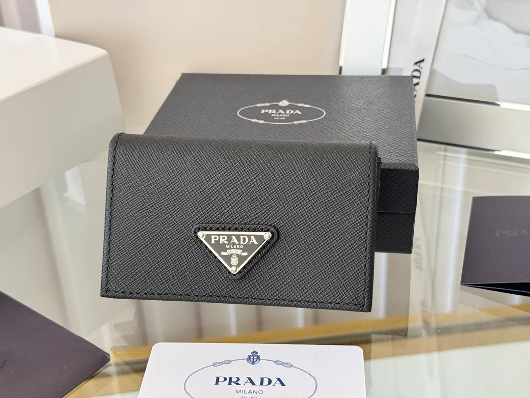 Prada classic card holder, model 1MC122, made of cross-grain cowhide, size 6.5×2.5×11cm, adopts snap button opening and closing design, and has two slots for cards or receipts. This exquisite card holder is small and convenient, with sufficient capacity. It can be placed in the bag for easy storage. It can also be used to make separate items when going out every day. Hot 🔥Hot-selling item, taken in kind, what you see is what you get