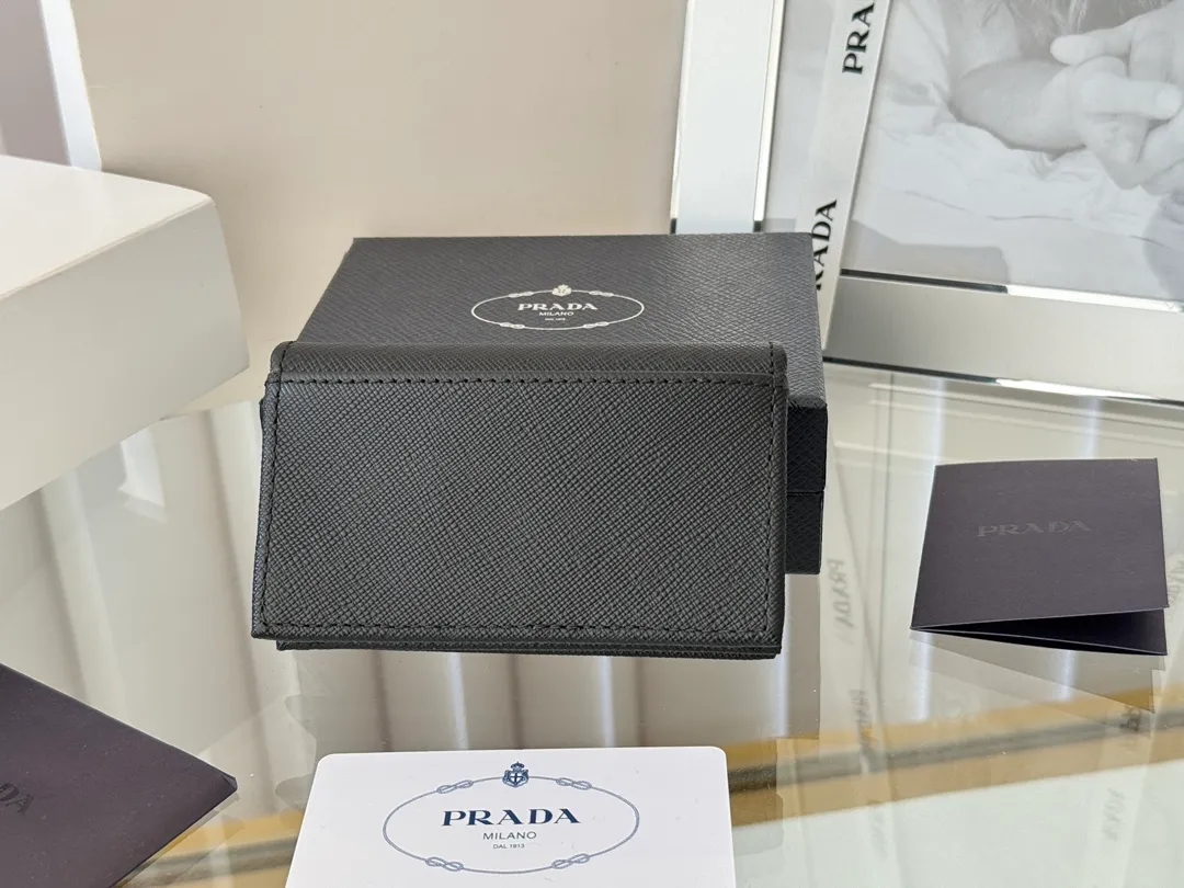 Prada classic card holder, model 1MC122, made of cross-grain cowhide, size 6.5×2.5×11cm, adopts snap button opening and closing design, and has two slots for cards or receipts. This exquisite card holder is small and convenient, with sufficient capacity. It can be placed in the bag for easy storage. It can also be used to make separate items when going out every day. Hot 🔥Hot-selling item, taken in kind, what you see is what you get