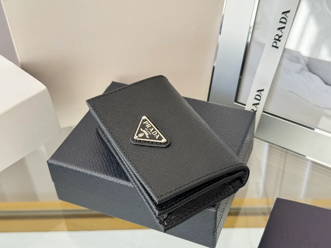 Prada classic card holder, model 1MC122, made of cross-grain cowhide, size 6.5×2.5×11cm, adopts snap button opening and closing design, and has two slots for cards or receipts. This exquisite card holder is small and convenient, with sufficient capacity. It can be placed in the bag for easy storage. It can also be used to make separate items when going out every day. Hot 🔥Hot-selling item, taken in kind, what you see is what you get