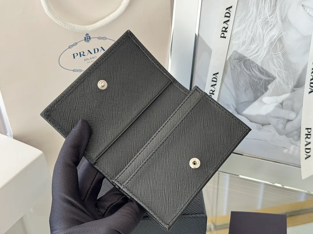 Prada classic card holder, model 1MC122, made of cross-grain cowhide, size 6.5×2.5×11cm, adopts snap button opening and closing design, and has two slots for cards or receipts. This exquisite card holder is small and convenient, with sufficient capacity. It can be placed in the bag for easy storage. It can also be used to make separate items when going out every day. Hot 🔥Hot-selling item, taken in kind, what you see is what you get