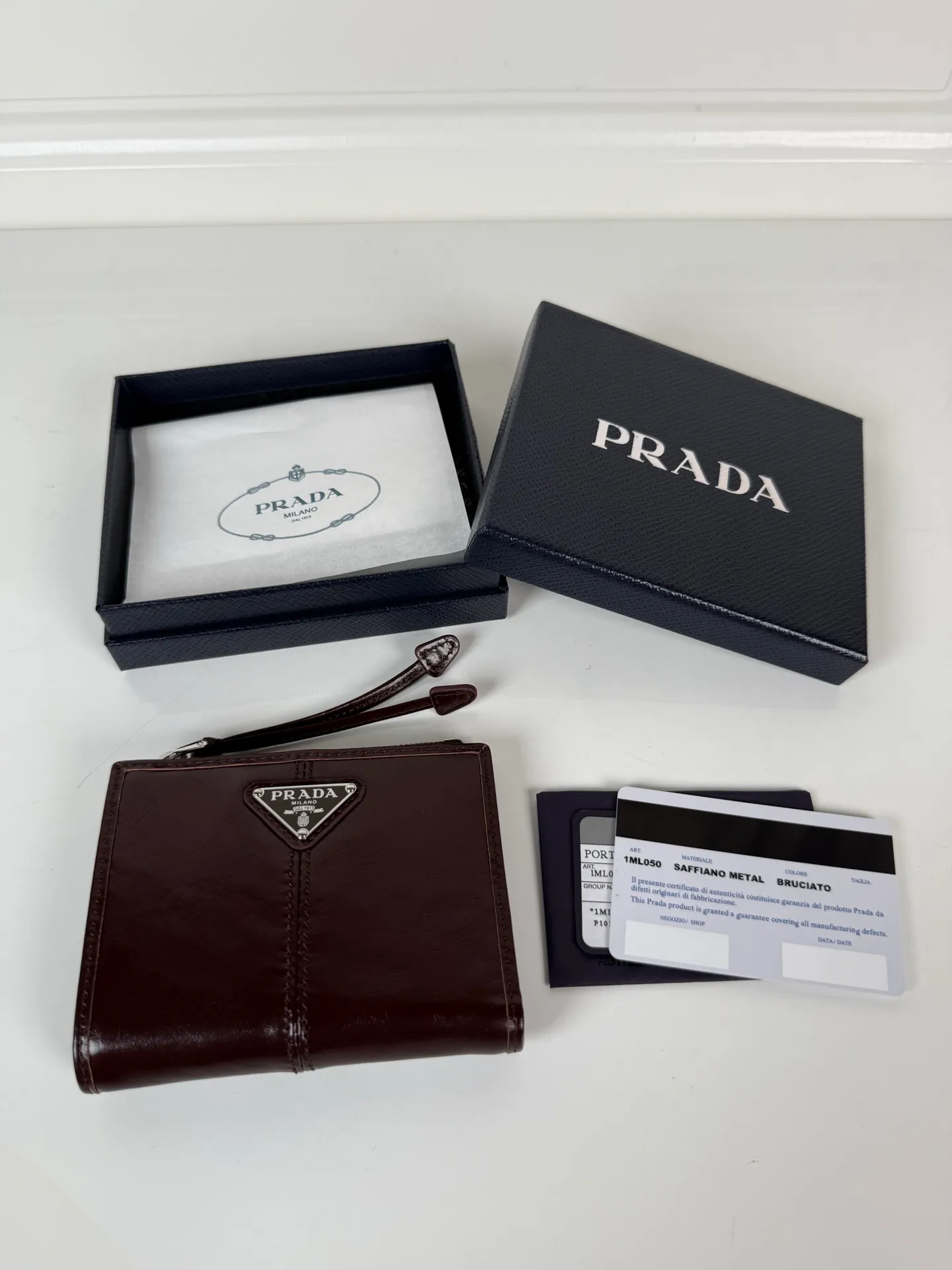 💰440, P Home ➡️ Unisex short wallet, model 1ML050, made of brown waxed leather, eight card slots, a receipt compartment, a zipper coin bag, length 11.5cm, height 9.5cm, 175 steel stamp, meticulous and neat workmanship as shown in the picture