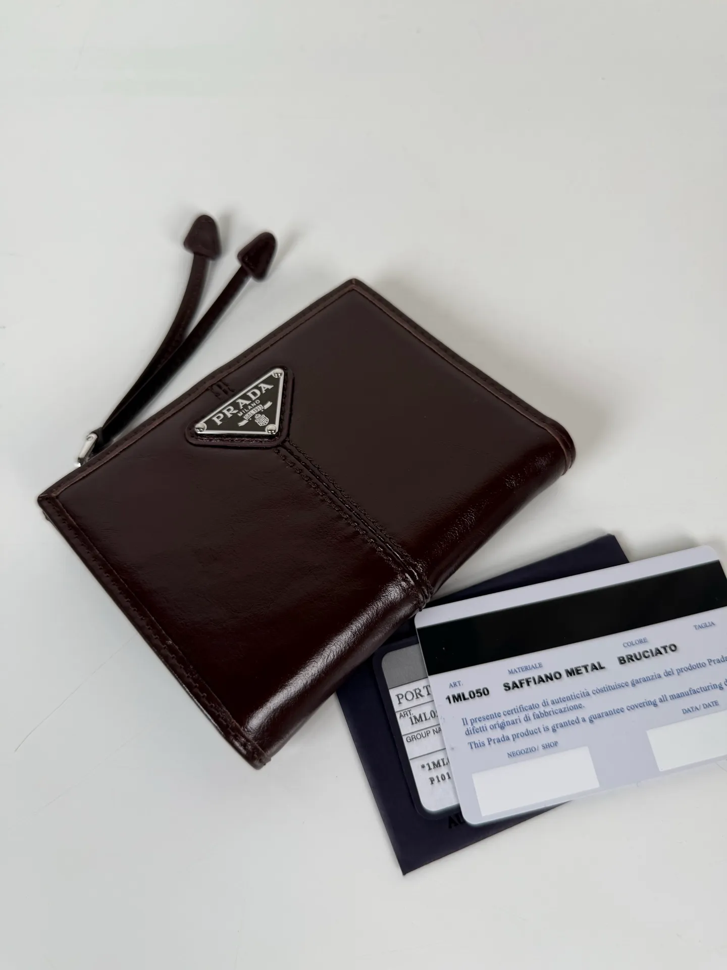 💰440, P Home ➡️ Unisex short wallet, model 1ML050, made of brown waxed leather, eight card slots, a receipt compartment, a zipper coin bag, length 11.5cm, height 9.5cm, 175 steel stamp, meticulous and neat workmanship as shown in the picture