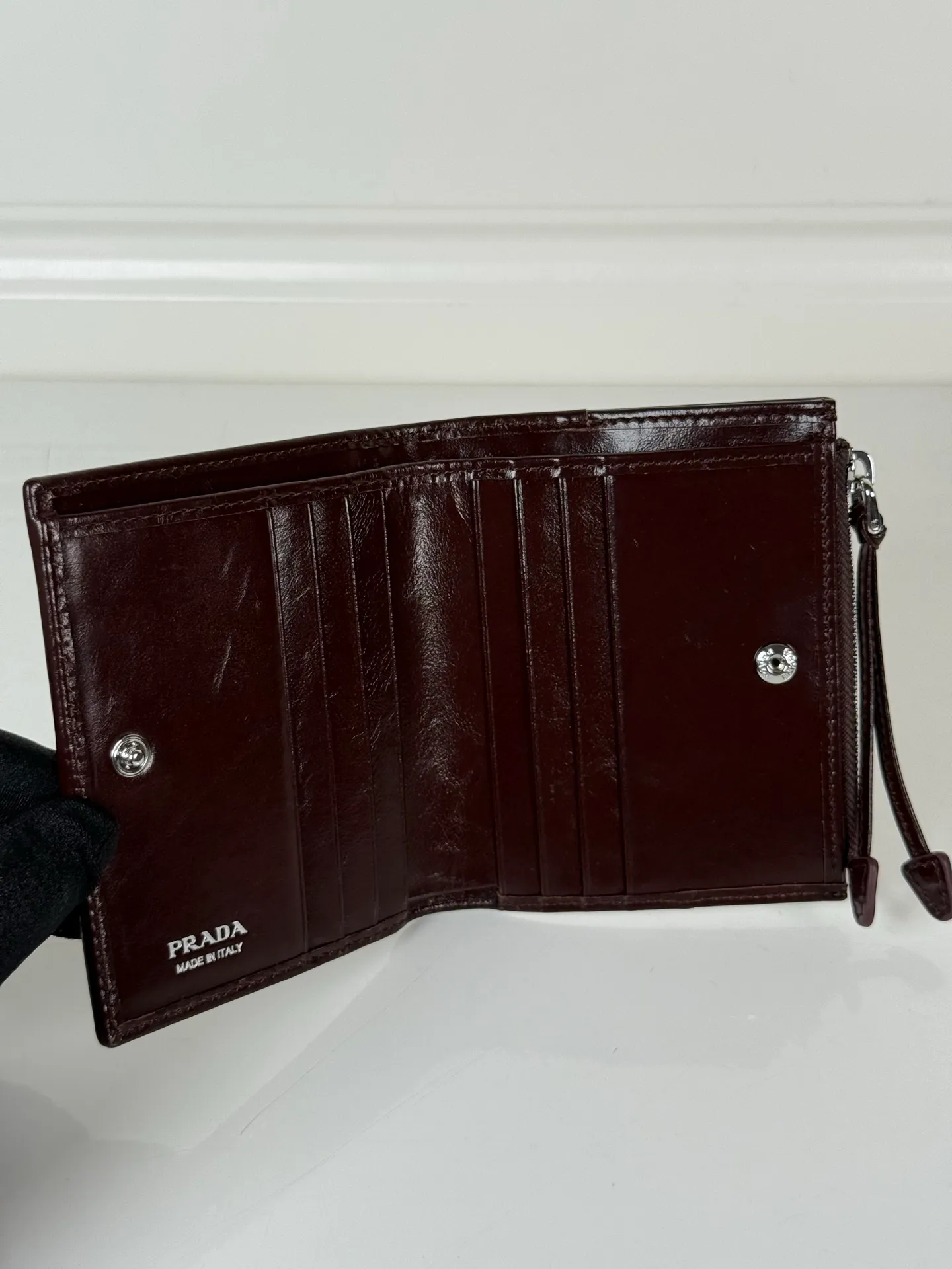 💰440, P Home ➡️ Unisex short wallet, model 1ML050, made of brown waxed leather, eight card slots, a receipt compartment, a zipper coin bag, length 11.5cm, height 9.5cm, 175 steel stamp, meticulous and neat workmanship as shown in the picture