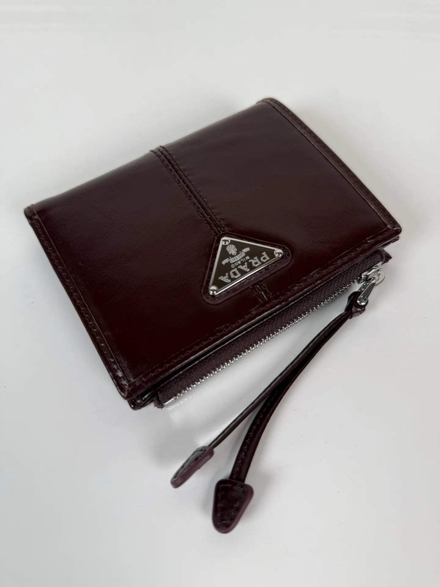 💰440, P Home ➡️ Unisex short wallet, model 1ML050, made of brown waxed leather, eight card slots, a receipt compartment, a zipper coin bag, length 11.5cm, height 9.5cm, 175 steel stamp, meticulous and neat workmanship as shown in the picture