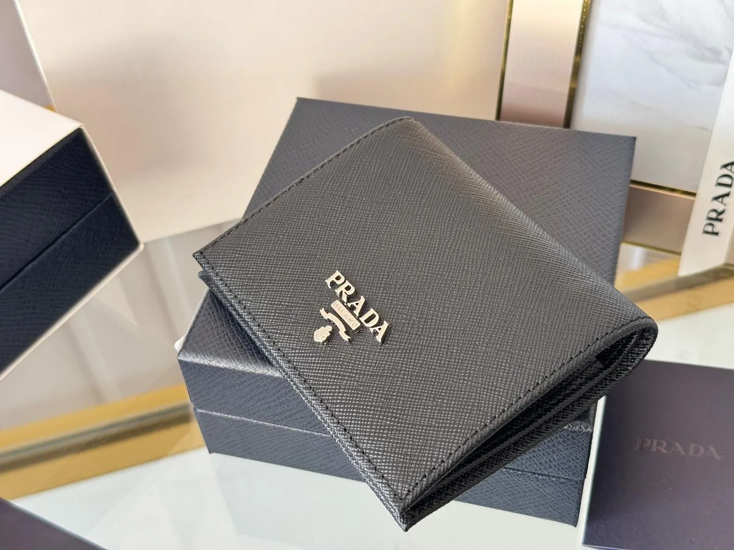 Prada women's two-fold short clip, with coin pocket and coin pocket. Model 1M0204, cross-grain cowhide. Size: 11.2x9.5cm. Simple and practical to enhance personal taste.