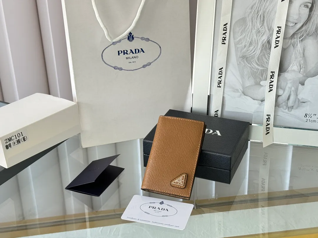 Prada cross pattern unisex card holder, can be placed in pockets, bags, and can be held in the hand. Made of cross pattern imported calfskin, pocket card holder, can hold change, 6 card slots, simple, elegant and fashionable. Model 2MC101, color as shown in the picture, size 11×7cm, original quality