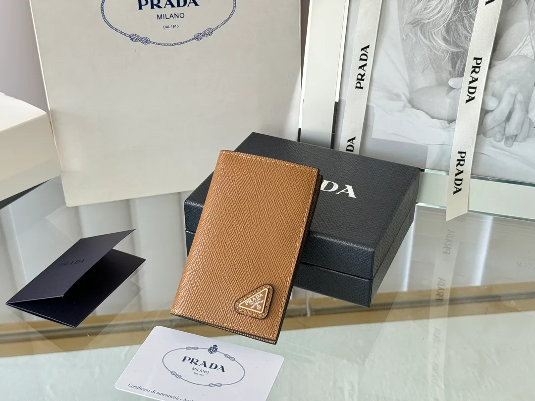Prada cross pattern unisex card holder, can be placed in pockets, bags, and can be held in the hand. Made of cross pattern imported calfskin, pocket card holder, can hold change, 6 card slots, simple, elegant and fashionable. Model 2MC101, color as shown in the picture, size 11×7cm, original quality