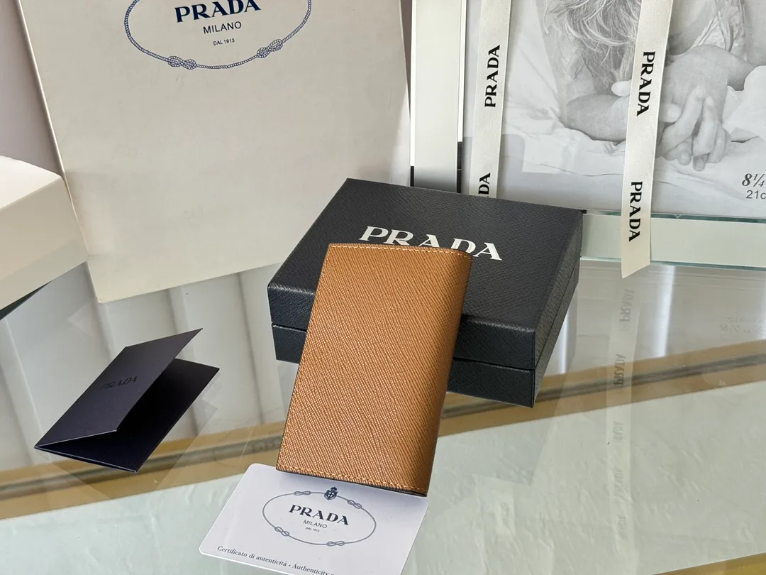 Prada cross pattern unisex card holder, can be placed in pockets, bags, and can be held in the hand. Made of cross pattern imported calfskin, pocket card holder, can hold change, 6 card slots, simple, elegant and fashionable. Model 2MC101, color as shown in the picture, size 11×7cm, original quality
