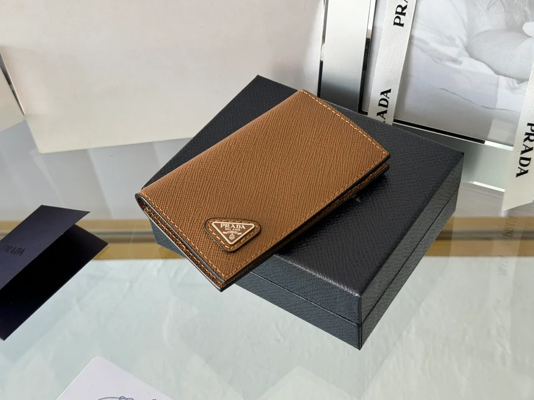 Prada cross pattern unisex card holder, can be placed in pockets, bags, and can be held in the hand. Made of cross pattern imported calfskin, pocket card holder, can hold change, 6 card slots, simple, elegant and fashionable. Model 2MC101, color as shown in the picture, size 11×7cm, original quality