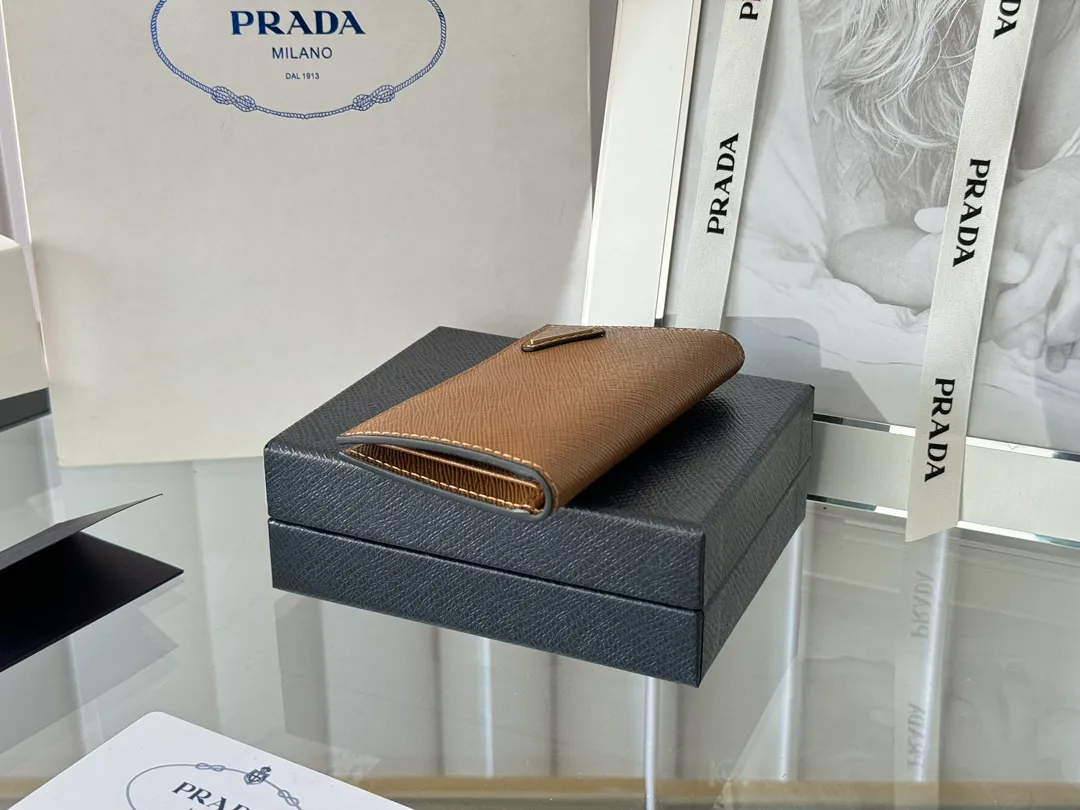 Prada cross pattern unisex card holder, can be placed in pockets, bags, and can be held in the hand. Made of cross pattern imported calfskin, pocket card holder, can hold change, 6 card slots, simple, elegant and fashionable. Model 2MC101, color as shown in the picture, size 11×7cm, original quality