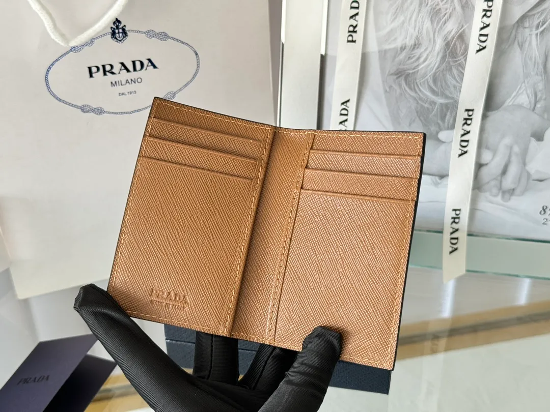 Prada cross pattern unisex card holder, can be placed in pockets, bags, and can be held in the hand. Made of cross pattern imported calfskin, pocket card holder, can hold change, 6 card slots, simple, elegant and fashionable. Model 2MC101, color as shown in the picture, size 11×7cm, original quality