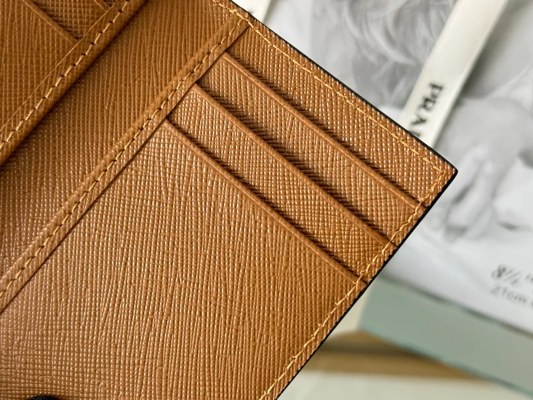 Prada cross pattern unisex card holder, can be placed in pockets, bags, and can be held in the hand. Made of cross pattern imported calfskin, pocket card holder, can hold change, 6 card slots, simple, elegant and fashionable. Model 2MC101, color as shown in the picture, size 11×7cm, original quality