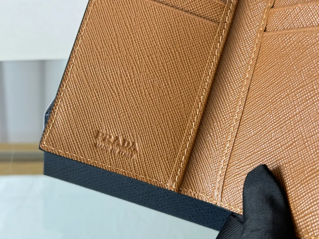 Prada cross pattern unisex card holder, can be placed in pockets, bags, and can be held in the hand. Made of cross pattern imported calfskin, pocket card holder, can hold change, 6 card slots, simple, elegant and fashionable. Model 2MC101, color as shown in the picture, size 11×7cm, original quality