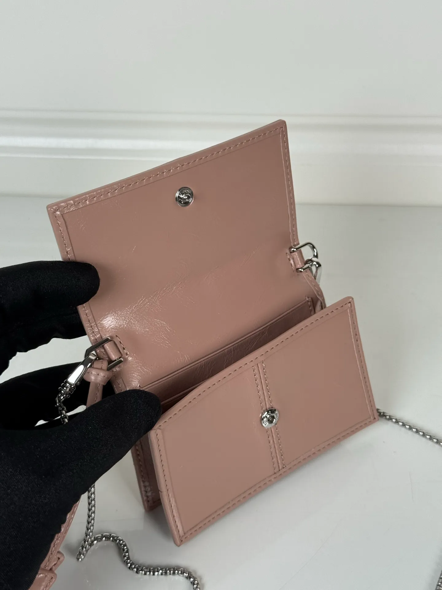 💰900; P Home ➡️Multifunctional mini backpack for women, model 1MR034, flip-top card holder with detachable Saffiano leather shoulder strap, metal triangular micro-mark decorating the front, size 11.5 x8 x2.5cm, two card slots inside, snap closure, in summer it is a mini backpack, in winter it can be turned into a small card holder by removing the shoulder strap, super practical and worth owning👍