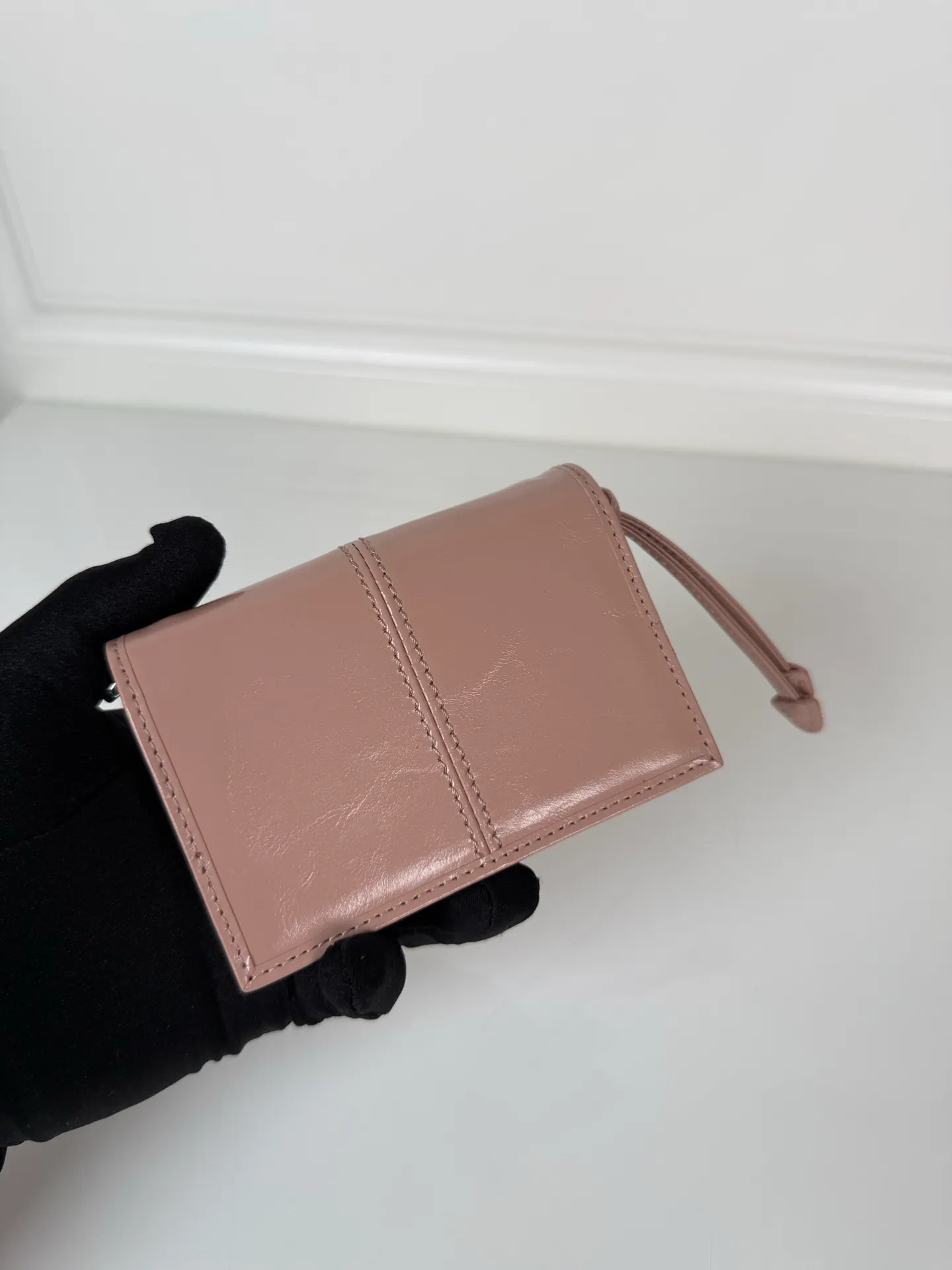 💰900; P Home ➡️Multifunctional mini backpack for women, model 1MR034, flip-top card holder with detachable Saffiano leather shoulder strap, metal triangular micro-mark decorating the front, size 11.5 x8 x2.5cm, two card slots inside, snap closure, in summer it is a mini backpack, in winter it can be turned into a small card holder by removing the shoulder strap, super practical and worth owning👍