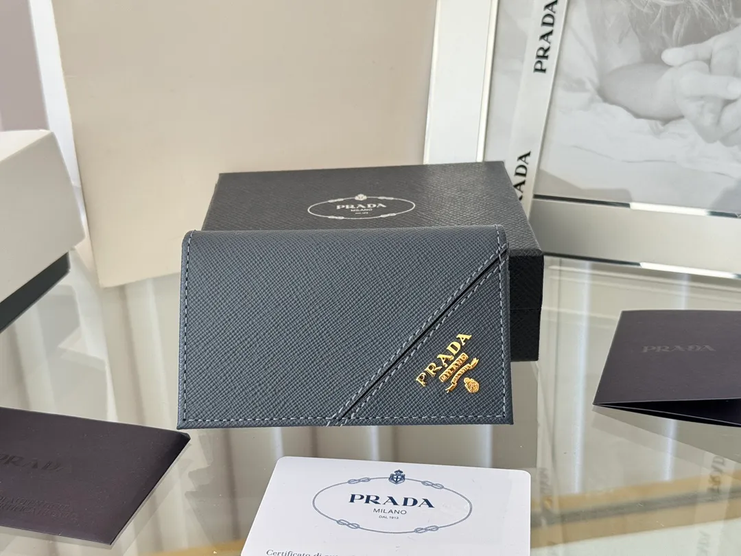 Prada classic card holder, model 1MC122, made of cross-grain cowhide, size 6.5×2.5×11cm, adopts snap button opening and closing design, and has two slots for cards or receipts. This exquisite card holder is small and convenient, with sufficient capacity. It can be placed in the bag for easy storage. It can also be used to make separate items when going out every day. Hot 🔥Hot-selling item, taken in kind, what you see is what you get