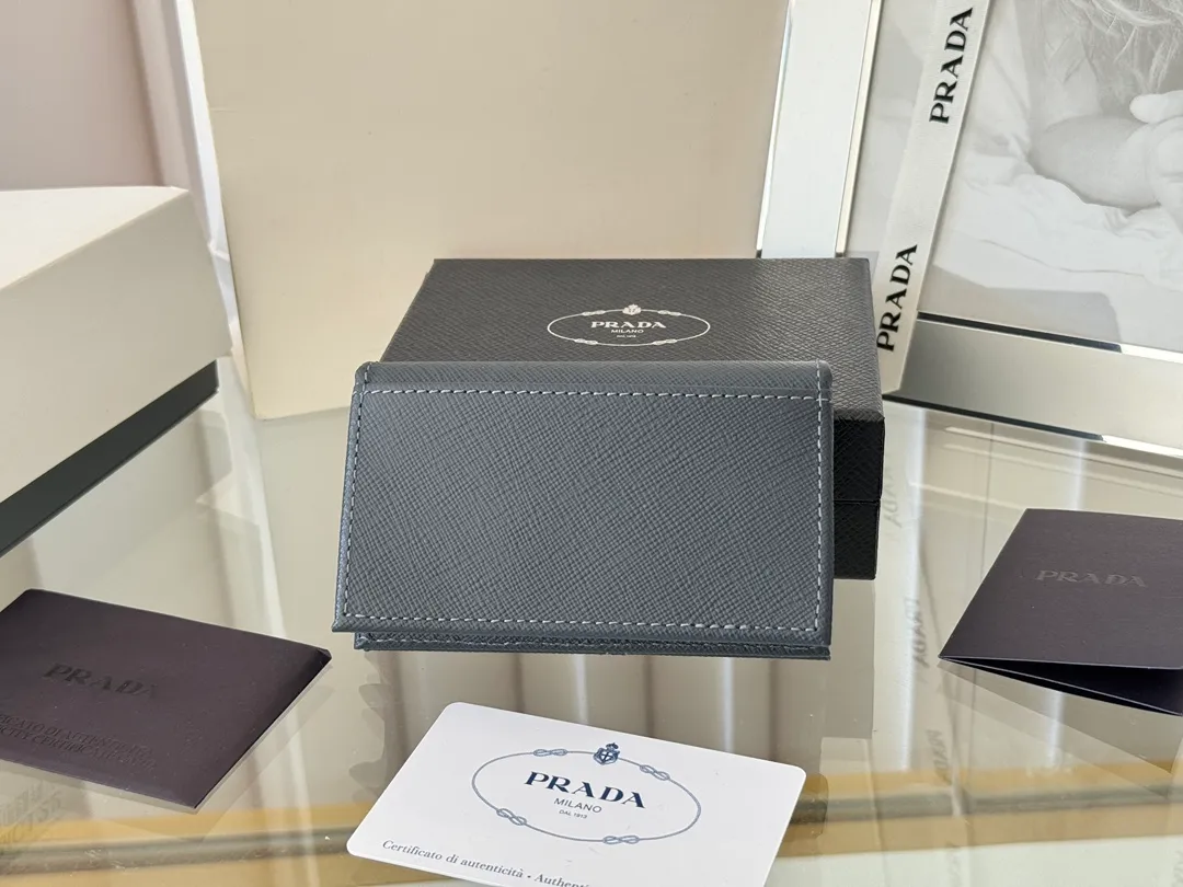 Prada classic card holder, model 1MC122, made of cross-grain cowhide, size 6.5×2.5×11cm, adopts snap button opening and closing design, and has two slots for cards or receipts. This exquisite card holder is small and convenient, with sufficient capacity. It can be placed in the bag for easy storage. It can also be used to make separate items when going out every day. Hot 🔥Hot-selling item, taken in kind, what you see is what you get