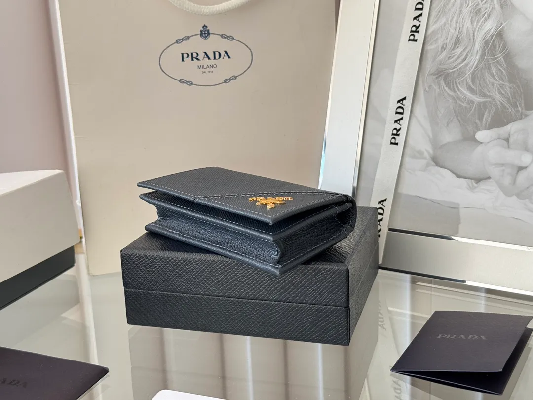 Prada classic card holder, model 1MC122, made of cross-grain cowhide, size 6.5×2.5×11cm, adopts snap button opening and closing design, and has two slots for cards or receipts. This exquisite card holder is small and convenient, with sufficient capacity. It can be placed in the bag for easy storage. It can also be used to make separate items when going out every day. Hot 🔥Hot-selling item, taken in kind, what you see is what you get