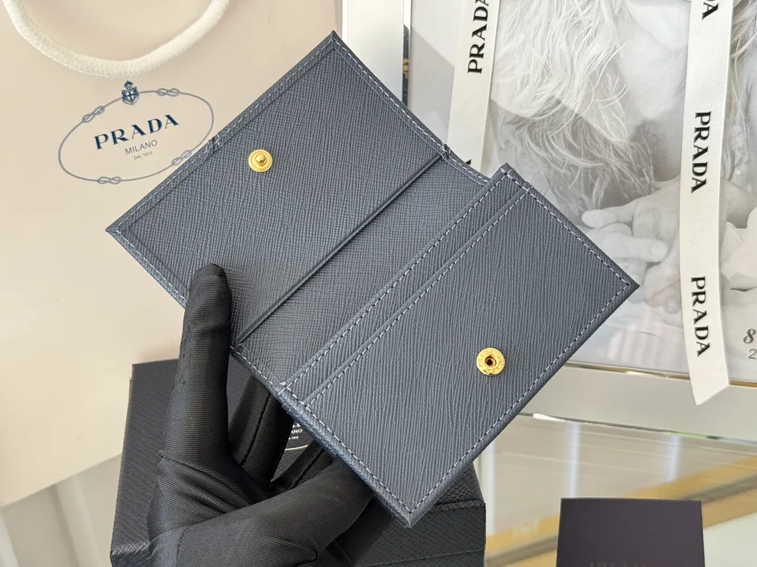 Prada classic card holder, model 1MC122, made of cross-grain cowhide, size 6.5×2.5×11cm, adopts snap button opening and closing design, and has two slots for cards or receipts. This exquisite card holder is small and convenient, with sufficient capacity. It can be placed in the bag for easy storage. It can also be used to make separate items when going out every day. Hot 🔥Hot-selling item, taken in kind, what you see is what you get