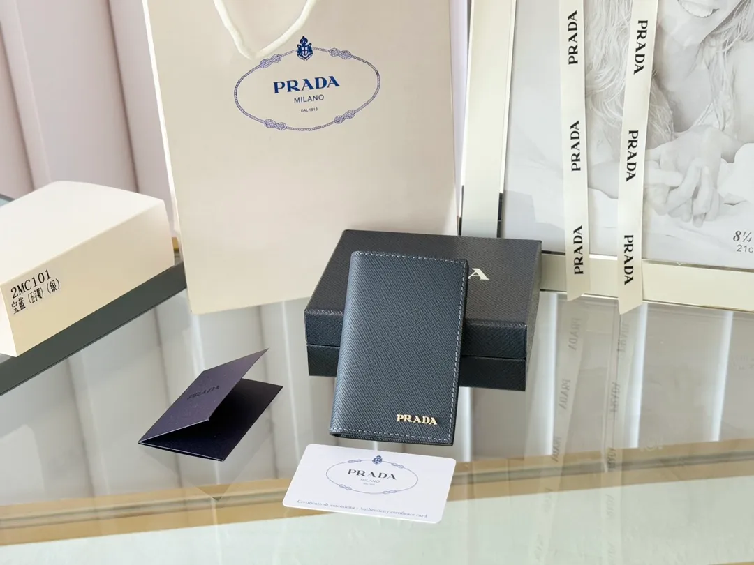 Prada cross pattern unisex card holder, can be placed in pockets, bags, and can be held in the hand. Made of cross pattern imported calfskin, pocket card holder, can hold change, 6 card slots, simple, elegant and fashionable. Model 2MC101, color as shown in the picture, size 11×7cm, original quality