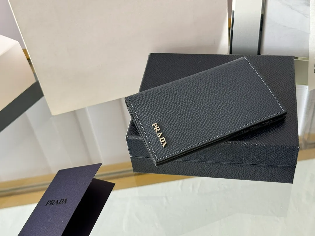 Prada cross pattern unisex card holder, can be placed in pockets, bags, and can be held in the hand. Made of cross pattern imported calfskin, pocket card holder, can hold change, 6 card slots, simple, elegant and fashionable. Model 2MC101, color as shown in the picture, size 11×7cm, original quality