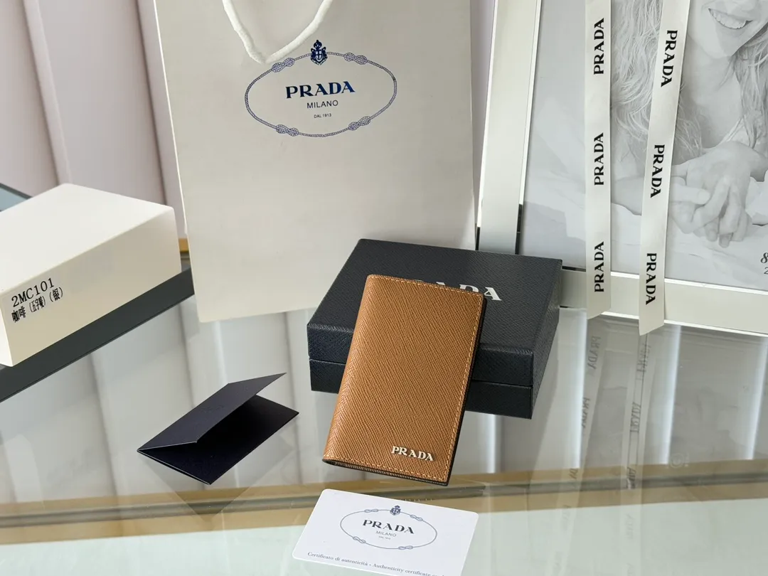Prada cross pattern unisex card holder, can be placed in pockets, bags, and can be held in the hand. Made of cross pattern imported calfskin, pocket card holder, can hold change, 6 card slots, simple, elegant and fashionable. Model 2MC101, color as shown in the picture, size 11×7cm, original quality
