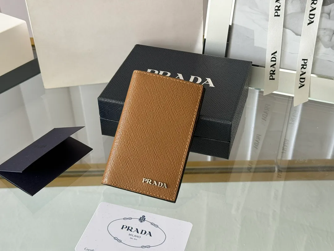 Prada cross pattern unisex card holder, can be placed in pockets, bags, and can be held in the hand. Made of cross pattern imported calfskin, pocket card holder, can hold change, 6 card slots, simple, elegant and fashionable. Model 2MC101, color as shown in the picture, size 11×7cm, original quality